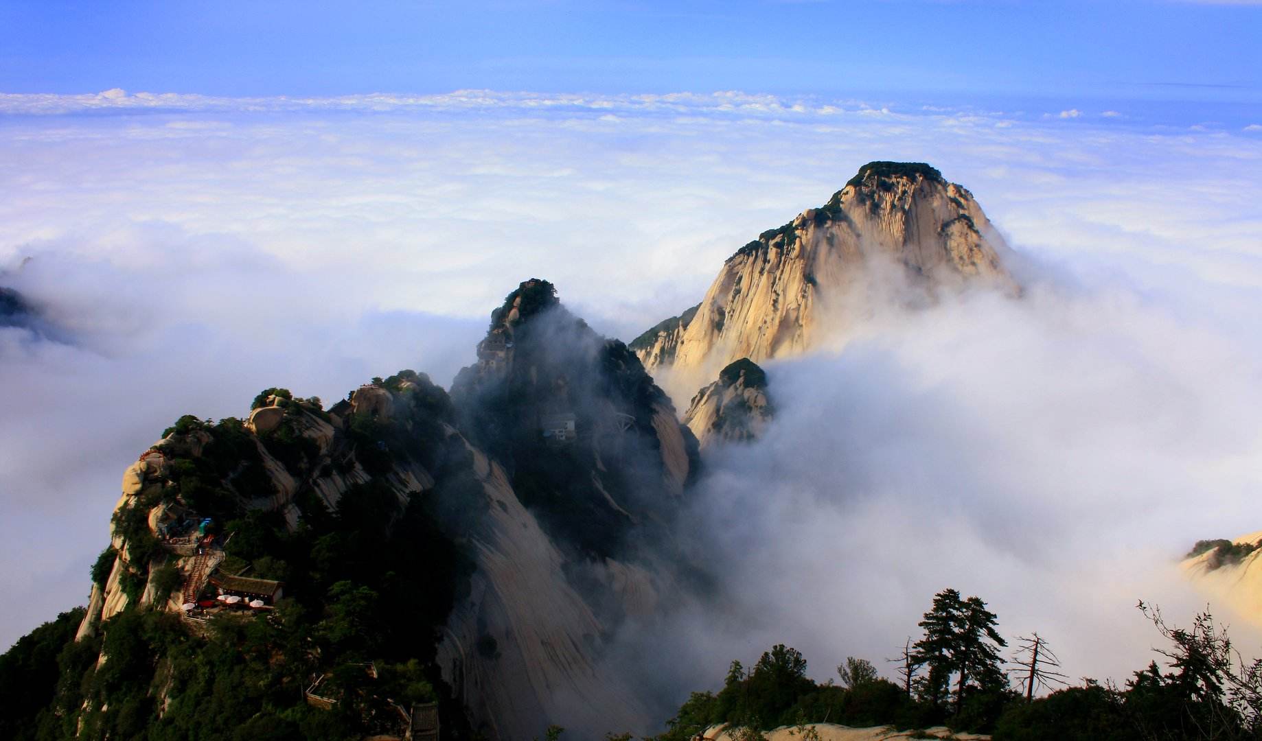 岧峣太华俯咸京,天外三峰削不成。