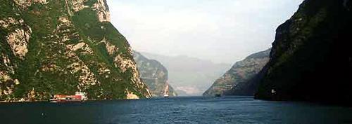 仍怜故乡水, 万里送行舟。